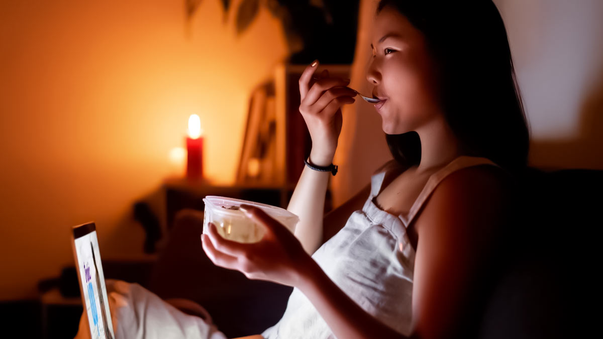 Can Eating Before Bed Cause Weight Loss? Here's What Expert Has To Say