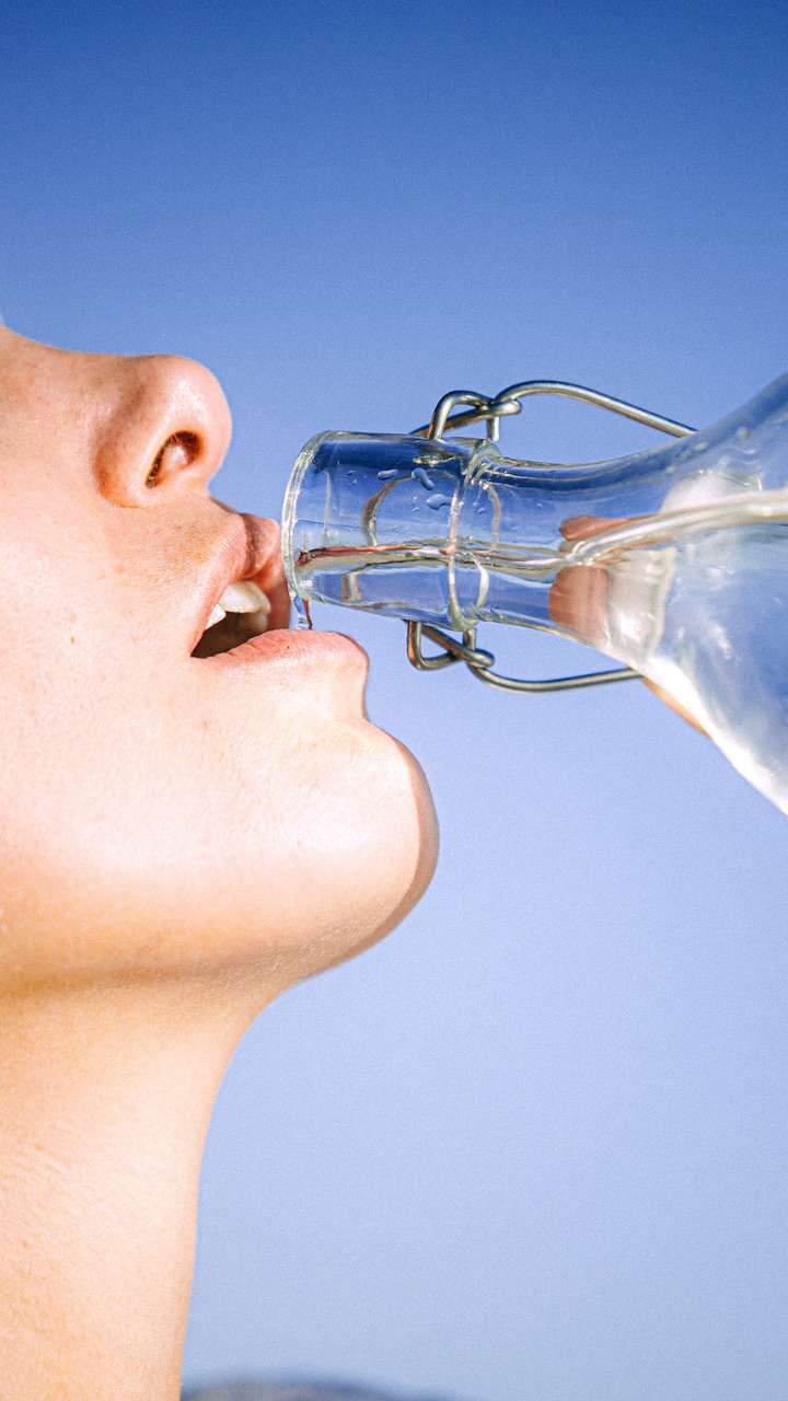 सोने से पहले पीते हैं पानी, हो सकते हैं गंभीर नुकसान